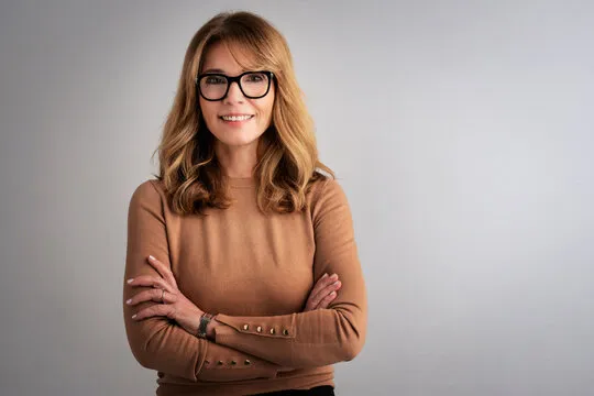 电竞粉丝使用手机查看战队数据